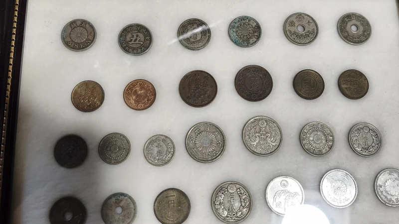 遺品整理で買い取った額装された日本の古銭コレクション